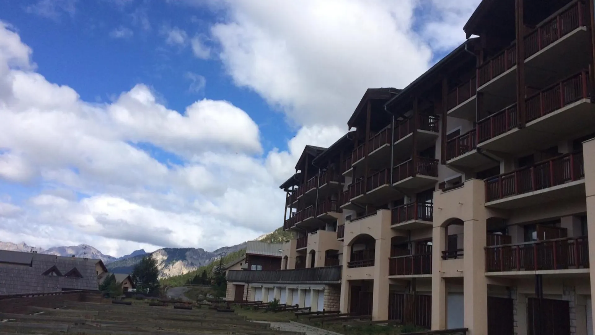 Studio 4 Pers Sud Avec Balcon, Parking Et Animaux Acceptes - Fr-1-445-206 Montgenevre Apartment